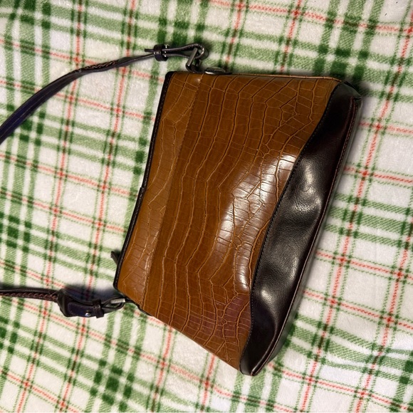 Vintage-Inspired Brown and Black Shoulder Bag with Reptilian Texture - Picture 11 of 14